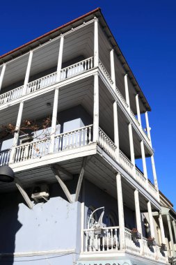 Tiflis 'teki ahşap binanın balkonunda.