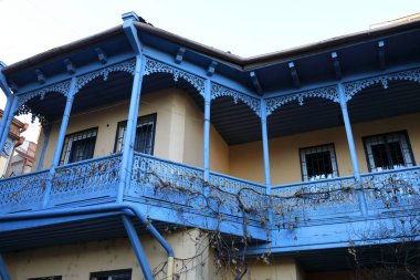 Mavi ahşap balkon