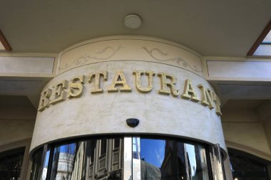 Sütunun Üzerinde Restoran İşareti