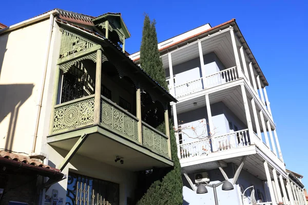 Dřevěný balkon budovy v Tbilisi — Stock fotografie