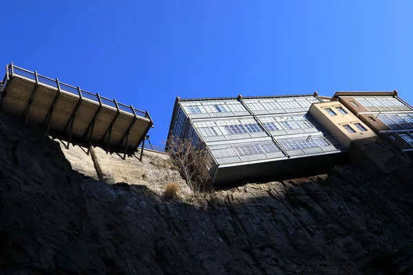 Vecchio edificio sul bordo della gola di fico — Foto Stock