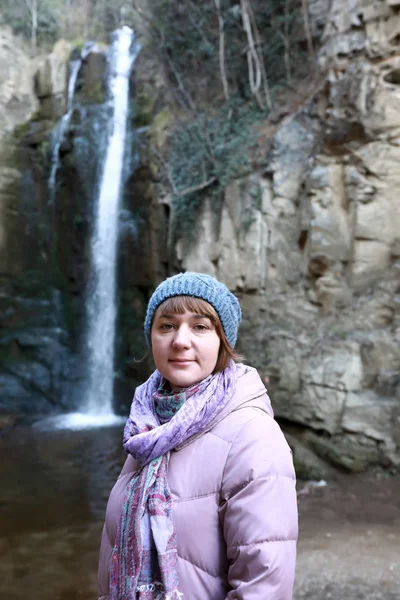 Femme dans la gorge de figuier à Tbilissi — Photo