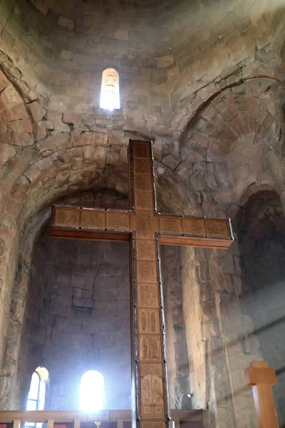 Houten kruis in de Georgisch-orthodoxe kerk — Stockfoto