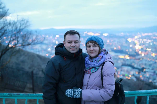Geceleyin Tiflis 'in arka planındaki çift — Stok fotoğraf