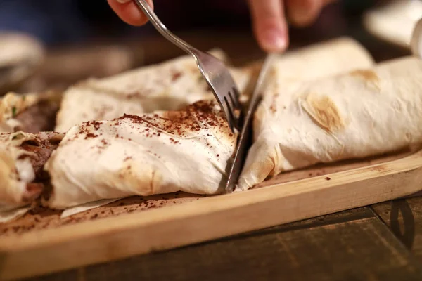 Pide sarılı kebap kesen adam. — Stok fotoğraf