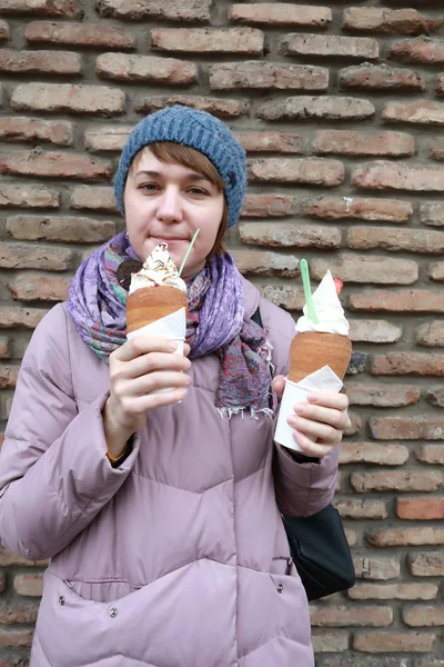 Woman with Trdelnik — 图库照片