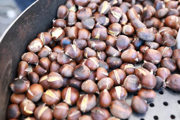 Roasting chestnuts in frying pan — ストック写真