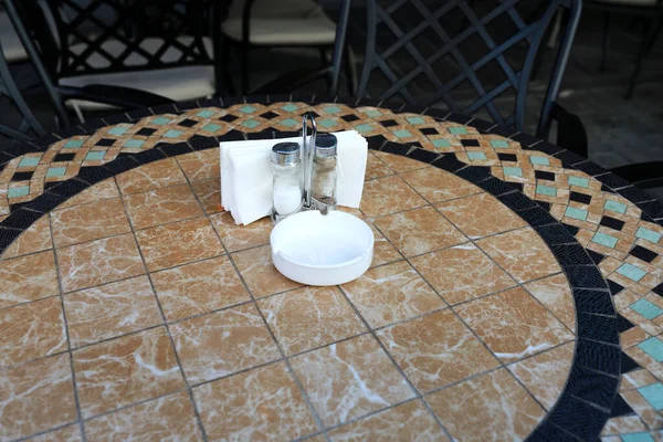 Round dining table in cafe — Stockfoto