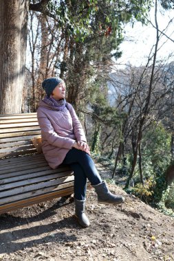 Bankta oturan kadın