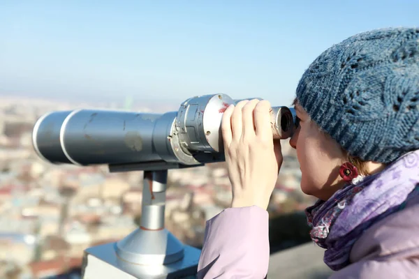 Турист дивиться на Тбілісі. — стокове фото