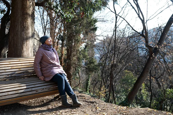 Donna che riposa sulla panchina — Foto Stock