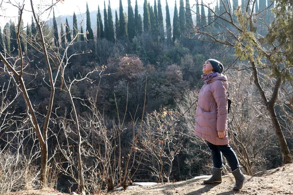 Kobieta spacerująca w ogrodzie botanicznym Tbilisi — Zdjęcie stockowe