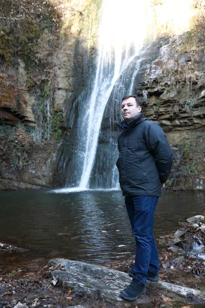 Man and waterfall — Stock Photo, Image