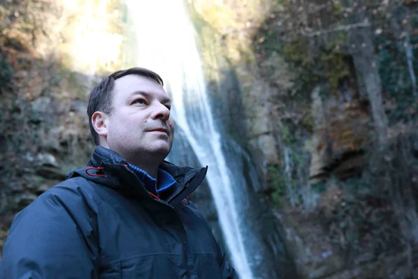 Mann auf Hintergrund des Wasserfalls — Stockfoto