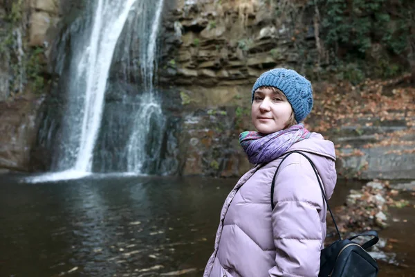 Žena a vodopád女性と滝 — ストック写真