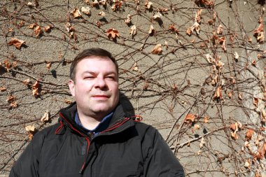 Beton duvardaki adam