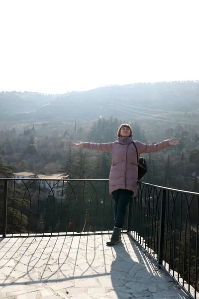 Frau im Winter auf Treppe im Garten — Stockfoto