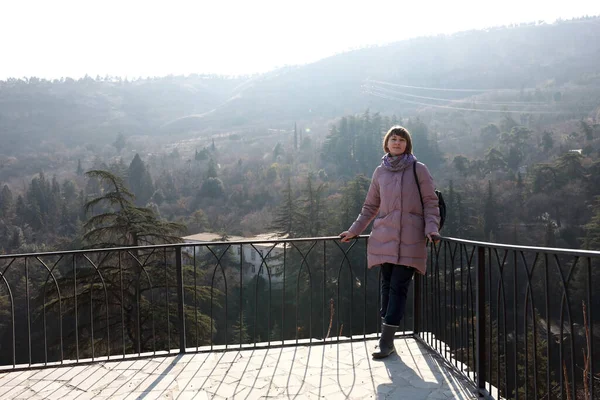 Žena pózuje na schodech v zahradě — Stock fotografie