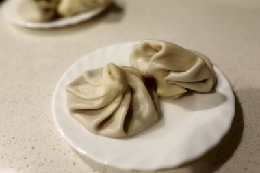 Hıngel beyaz plaka üzerinde