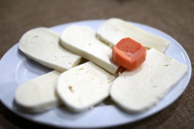 Gürcistan Suluguni peyniri dilimleri