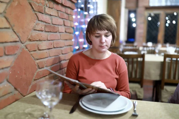 Mulher com livro de menu — Fotografia de Stock