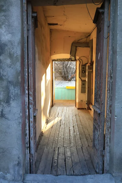 Corridor de la vieille maison à Tbilissi — Photo