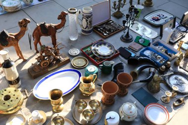 İkinci el vintage eşyalar takas buluşmasında