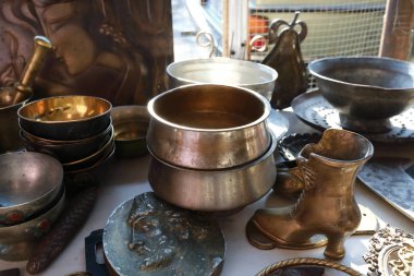 Karşılığında ikinci el bakır eşyalar.