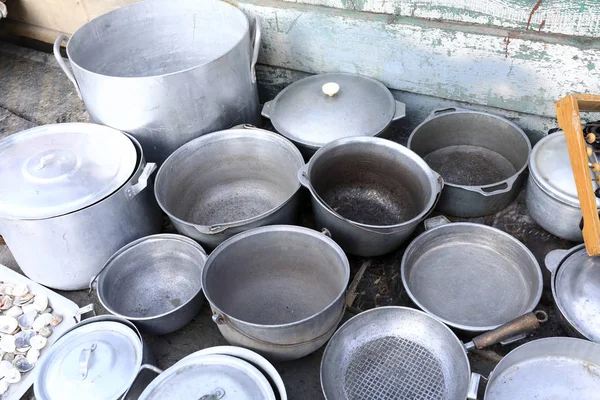 Secondhand aluminum cookware in swap meet — Stock Photo, Image
