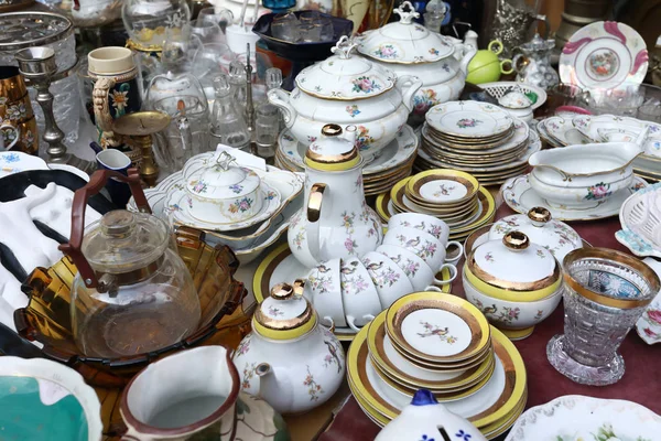 Vintage coffee and tea sets in swap meet — Stock Photo, Image