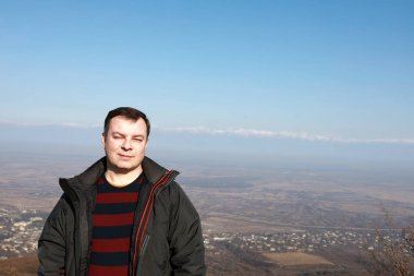 Georgia, Alazani Vadisi 'nin arka planında bir adam var.