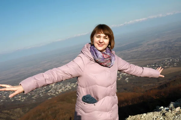 Frau Posiert Vor Dem Hintergrund Des Alazani Tals Winter Georgien — Stockfoto