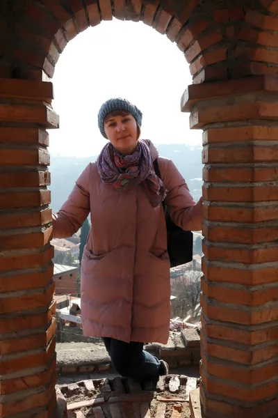 Žena Bell Tower Signagi Town Georgia — Stock fotografie