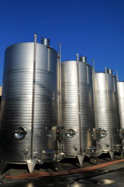 Şaraphanedeki büyük çelik tankların görüntüsü