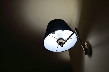 Koridor duvarında yanan lambanın görüntüsü