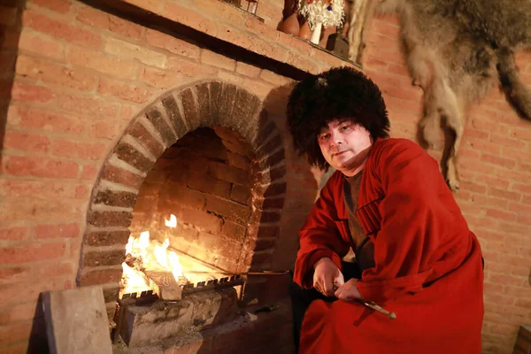 Hombre Sentado Ropa Tradicional Georgiana Cerca Chimenea — Foto de Stock