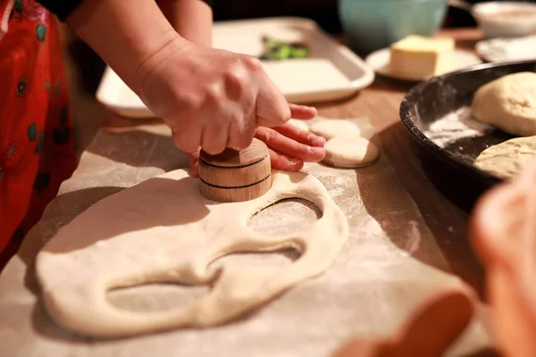 Vrouw Die Thuis Deeg Bereidt Voor Het Maken Van Khinkali — Stockfoto