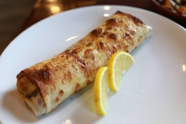 Ermeni restoranında tabakta pide ekmekli kebap