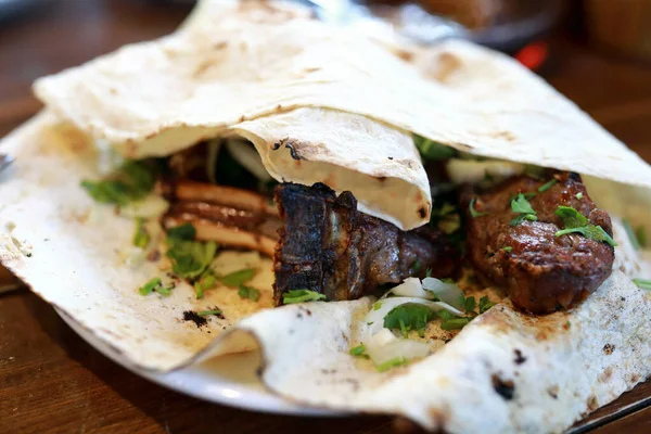 Gebakken Lamsvlees Lendenen Pitabrood Bord Restaurant — Stockfoto