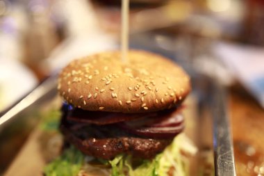 Bardaki hamburgercinin görüntüsü