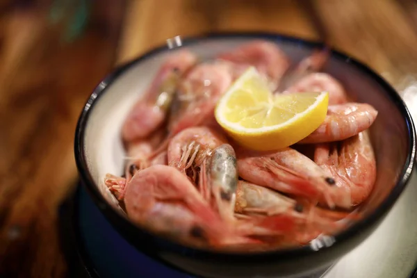 Boiled Shrimp Lemon Bowl Pub — Stock Photo, Image