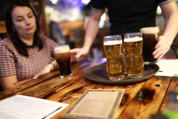 Serveur Apporté Des Verres Bière Aux Clients Dans Pub — Photo