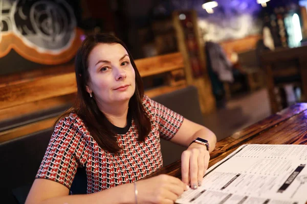 Barda Menüsü Olan Kadın Portresi — Stok fotoğraf