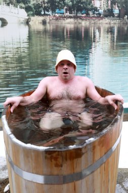 Rus hamamından sonra yazı tipi oturan adam