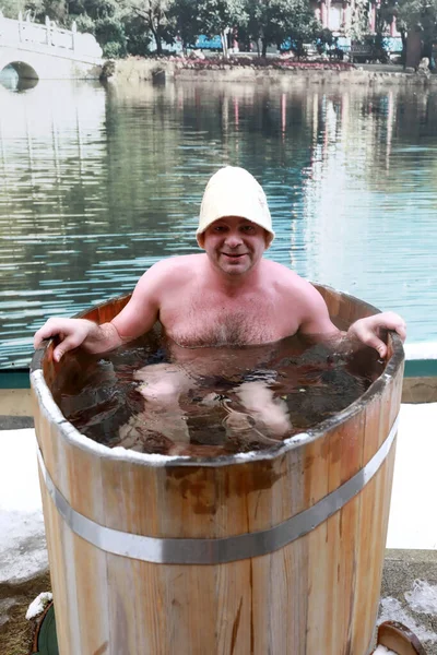 Man Sitting Font Russian Bath Winter Żadnych Opłat Rezerwacyjnych — Zdjęcie stockowe