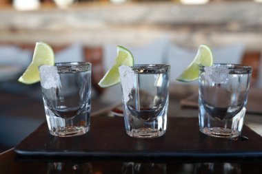 Restoranda üç bardak tekila.