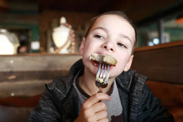 Hij Eet Kippenvel Een Restaurant — Stockfoto