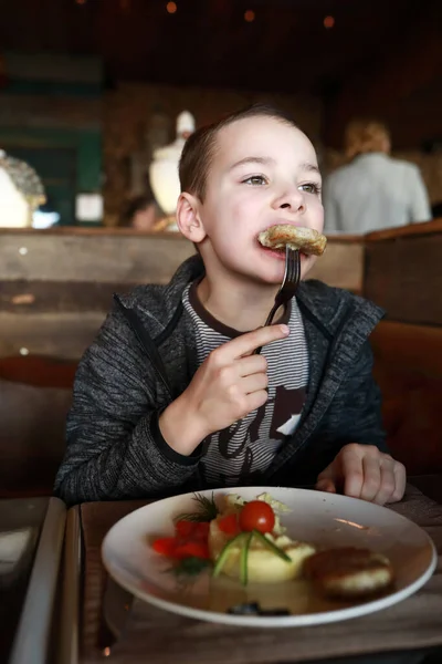 Barn Äter Kyckling Cutlet Restaurang — Stockfoto