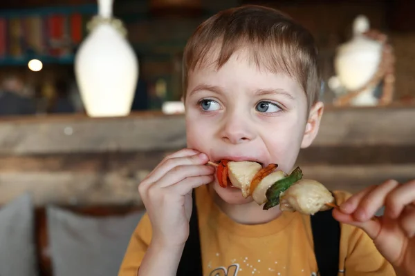 Chlapec Jíst Maso Zeleninu Kebab Restauraci — Stock fotografie