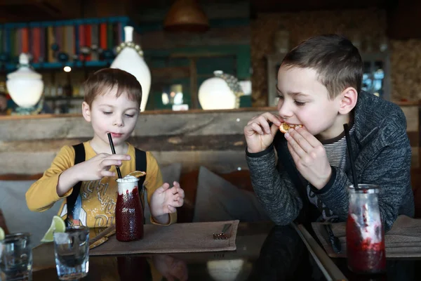 Two Brothers Drinking Strawberry Smoothie Restaurant — Stock Photo, Image